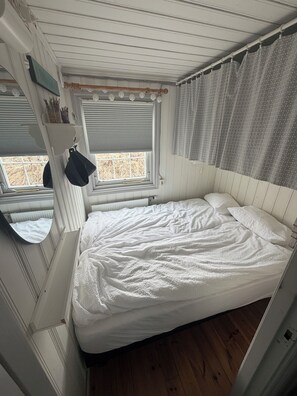 2 bedrooms, free WiFi, bed sheets - Cosy retreat with Hot Tub & Aurora Views (Hella)