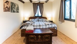 3 bedrooms, iron/ironing board, WiFi, bed sheets