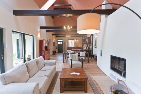 Fireplace, books, stereo - Irota EcoLodge Middle House (Irota)