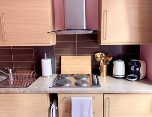 Refrigerador, microondas, parrilla de estufa y cafetera y tetera 