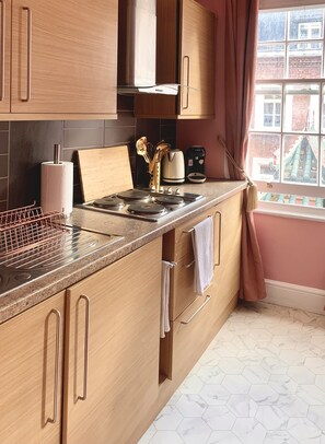 Fridge, microwave, stovetop, coffee/tea maker - London Chinatown Apartments<br>(Cherry blossom Suite) (London)