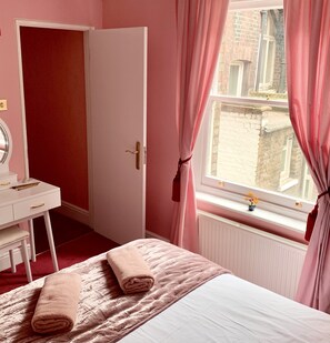 2 bedrooms, iron/ironing board, Internet, bed sheets - London Chinatown Apartments<br>(Cherry blossom Suite) (London)