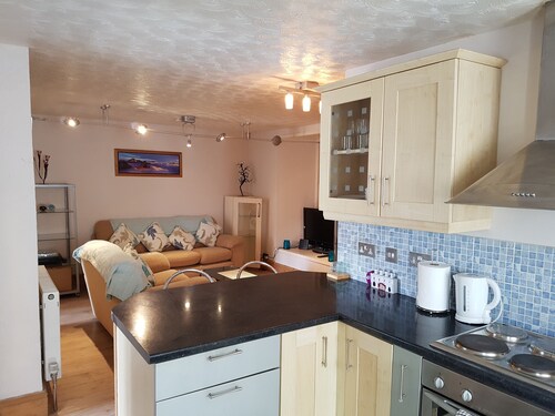 Modern with Terrace / town views, 2 mins to Town Centre, 5 mins to Harbour 