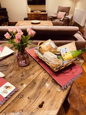 Smart TV, fireplace, Netflix, books - The Stables and Hayloft, a luxury romantic country holiday home (Ledbury)