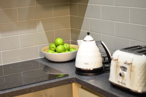 Kühlschrank, Mikrowelle, Ofen, Herdplatte