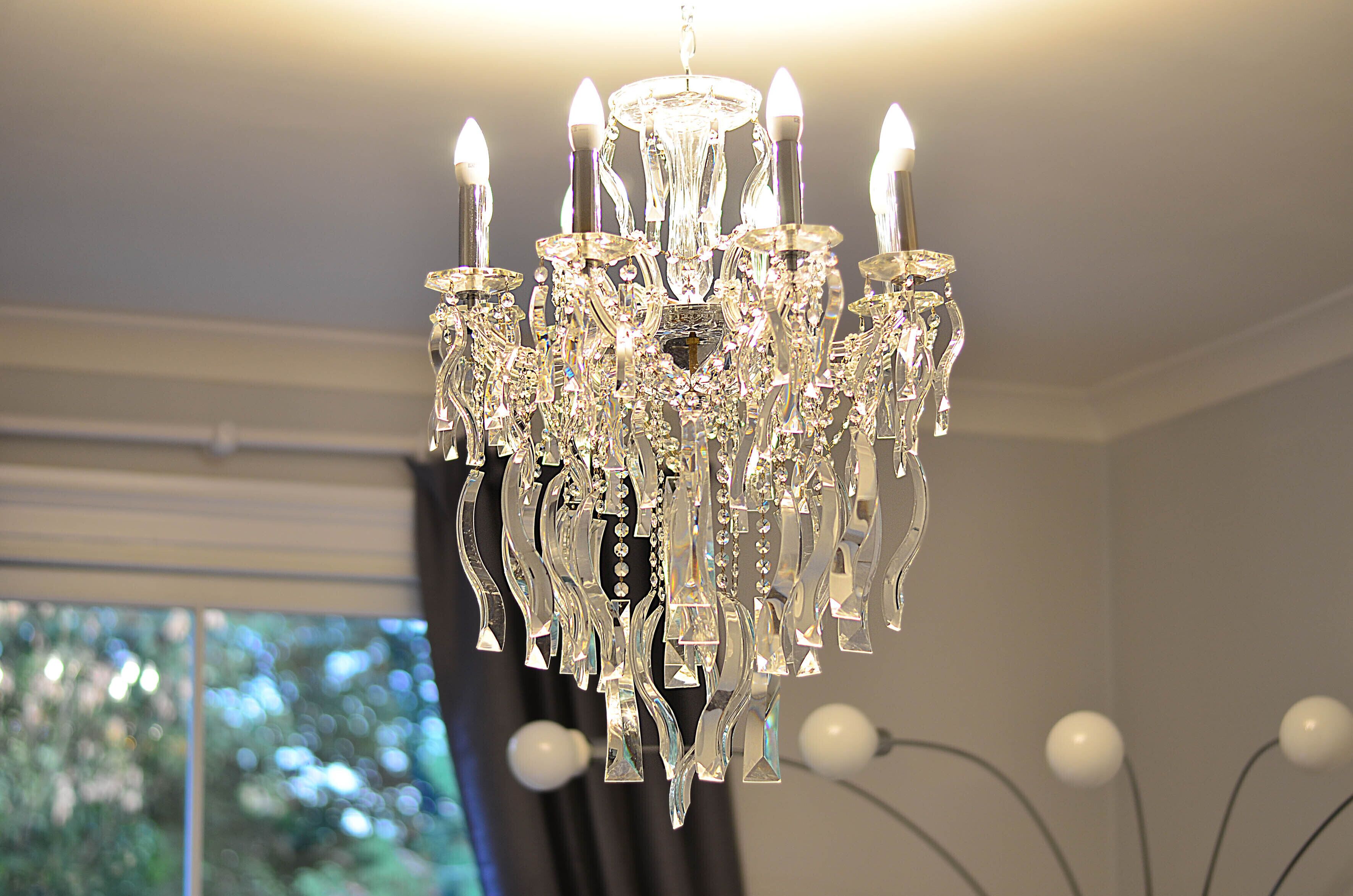 Un lampadario con bracci multipli e decorazioni in cristallo.