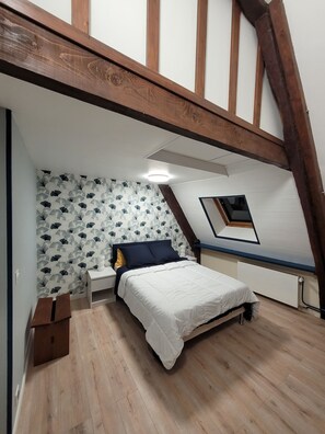 2 habitaciones, escritorio y tabla de planchar con plancha 