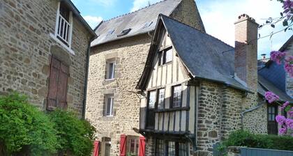 Situé sur le Port de Dinan, charmant duplex de caractÚre et chaleureux
