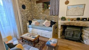 Télévision, lecteur de DVD, table de tennis de table, livres