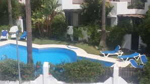 Outdoor pool - Studio in Puerto Banus, Marbella for Holidays or Business. POOL-PARKING-GARDE (MARBELLA)