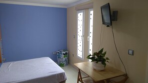 Iron/ironing board, WiFi, bed sheets - Studio in Puerto Banus, Marbella for Holidays or Business. POOL-PARKING-GARDE (MARBELLA)