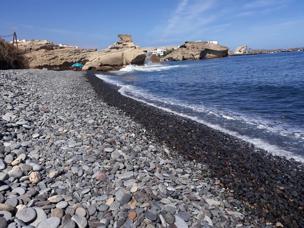 Playa en los alrededores, camastros y toallas de playa