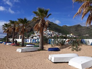 Plage à proximité, chaises longues, serviettes de plage