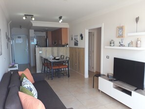 Smart TV, libri, impianto stereo