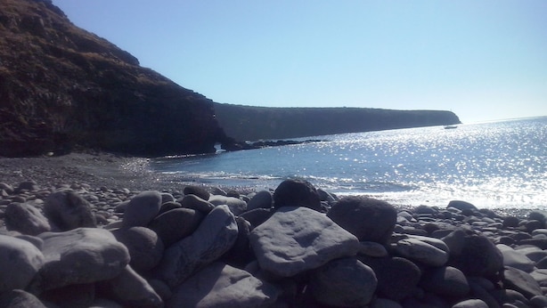 A rocky beach with a clear view of the sea and a distant cliff. - La Hoya, cozy, quiet country house   (alajero)