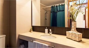Standard-Apartment, 2 Schlafzimmer | Badezimmer | Duschwanne, kostenlose Toilettenartikel, Haartrockner, Handtücher