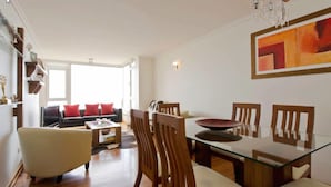Departamento estándar, 2 habitaciones | Área de sala de estar | Televisión de pantalla plana de 32 pulgadas con canales por cable 