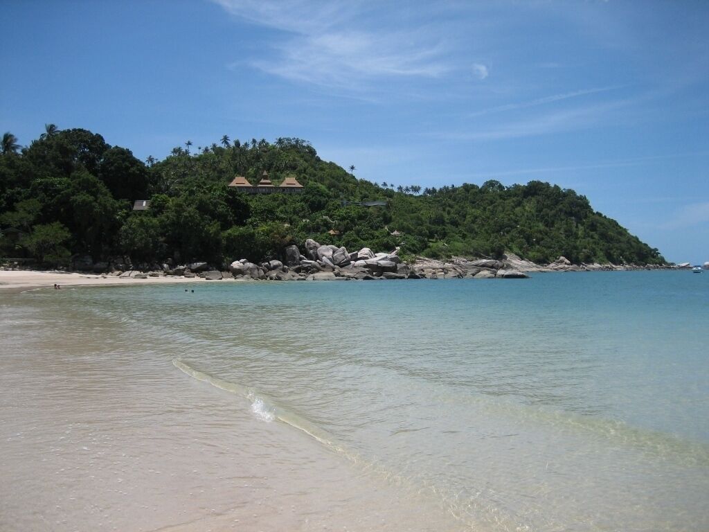 Playa en los alrededores y camastros 