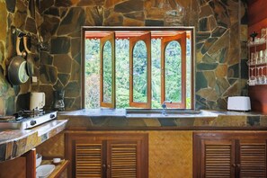 Geladeira, micro-ondas, cooktop, cafeteira/chaleira