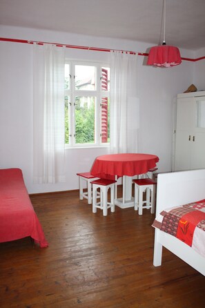 3 bedrooms, bed sheets