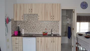 Refrigerador, parrilla de estufa, cafetera y tetera y tetera eléctrica