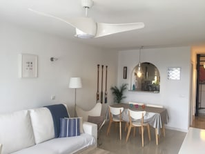 Smart TV, fireplace, DVD player, books - Townhouse Marbella - Sea Views - walking distance to the beach - cosy & homely 1 (Marbella)