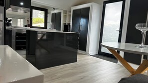 Refrigerador, microondas, horno, placa de cocina