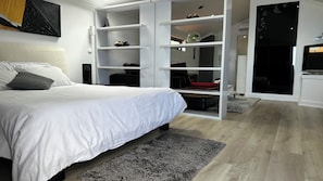 2 bedrooms, in-room safe, iron/ironing board, free WiFi