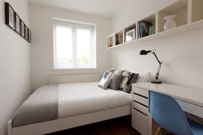 2 slaapkamers, een bureau, een strijkplank/strijkijzer, reisbedje