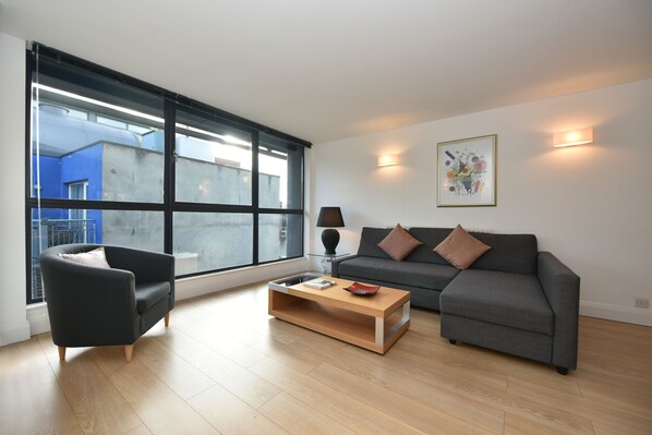 Smart TV - 2min from Tube: spacious modern bright flat, 24h check-in, near St Paul's (London)