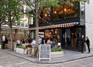 Outdoor dining - 2min from Tube: spacious modern bright flat, 24h check-in, near St Paul's (London)