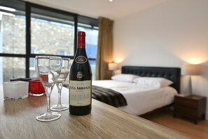 2 dormitoris, planxa i posts de planxar, un bressol de viatge i wifi 