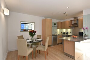 Dining - 2min from Tube: spacious modern bright flat, 24h check-in, near St Paul's (London)