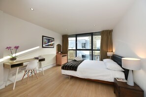 2 bedrooms, iron/ironing board, travel cot, WiFi - 2min from Tube: spacious modern bright flat, 24h check-in, near St Paul's (London)