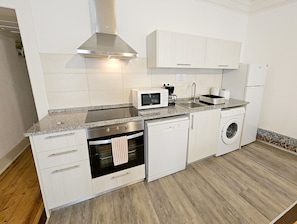 Refrigerador, microondas, horno, placa de cocina