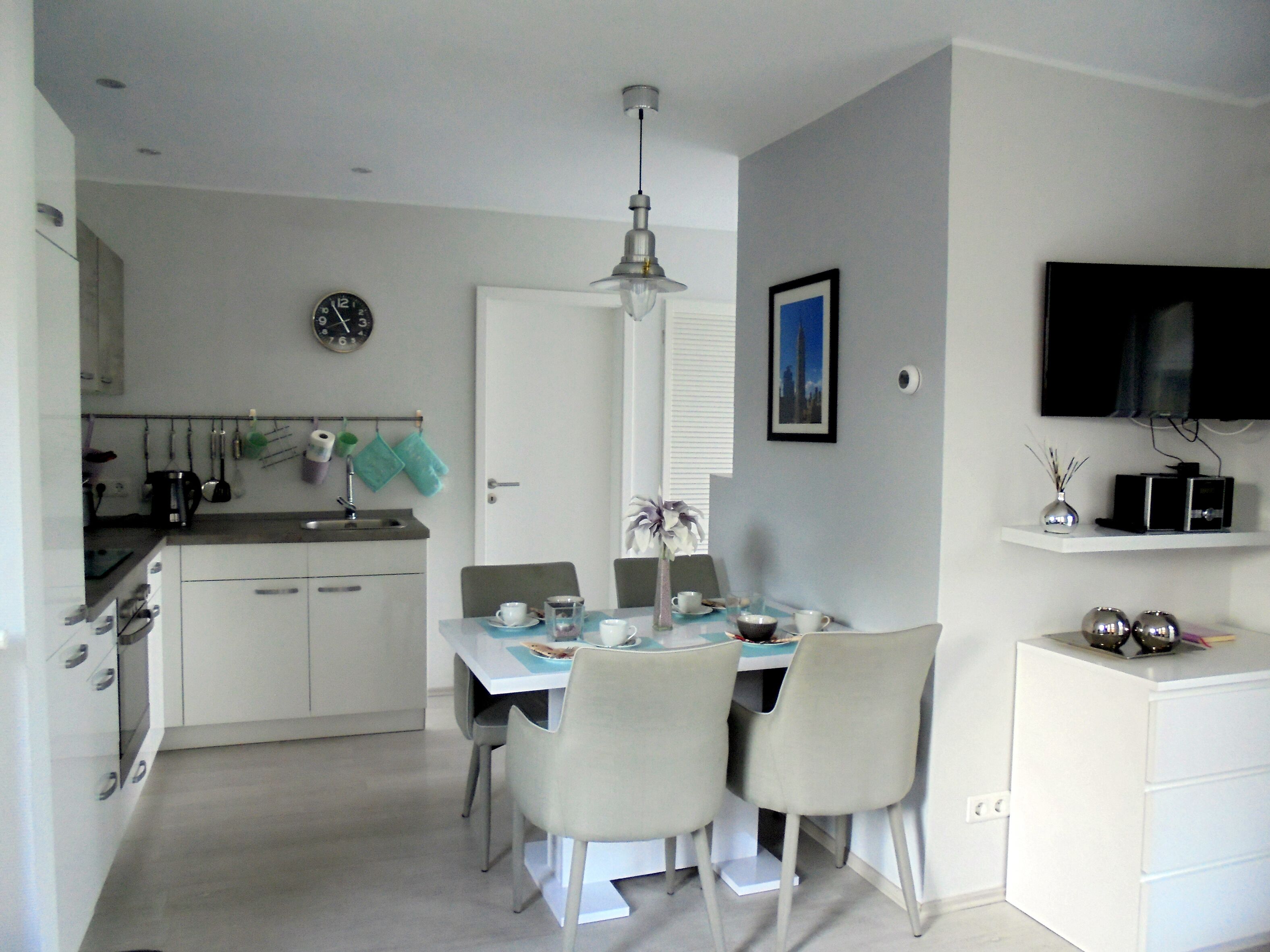 Kjøleskap, ovn, kokeplater og kaffetrakter/tekoker