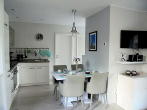 Refrigerador, horno, parrilla de estufa y cafetera y tetera