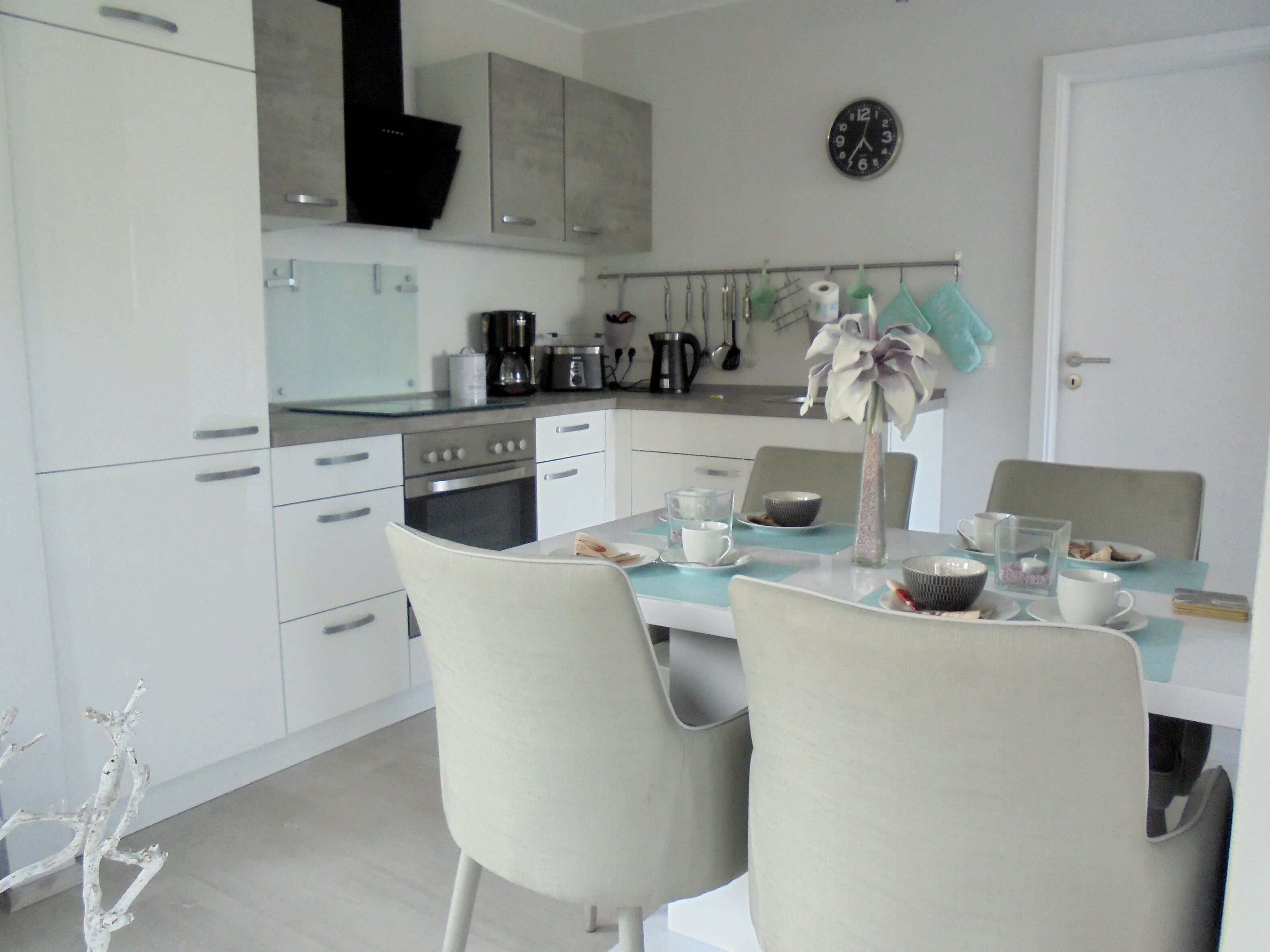 Jääkaappi, uuni, liesi, kahvin-/teenkeitin