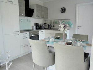 Fridge, oven, stovetop, coffee/tea maker
