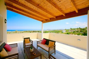 Villa Familiale, 4 chambres, piscine privée | Balcon