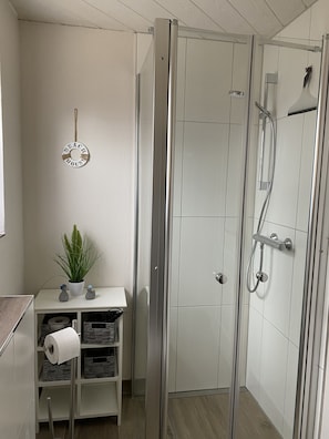 Een douche, een haardroger, handdoeken, zeep