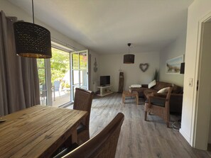 Smart-TV, Bücher, Stereoanlage