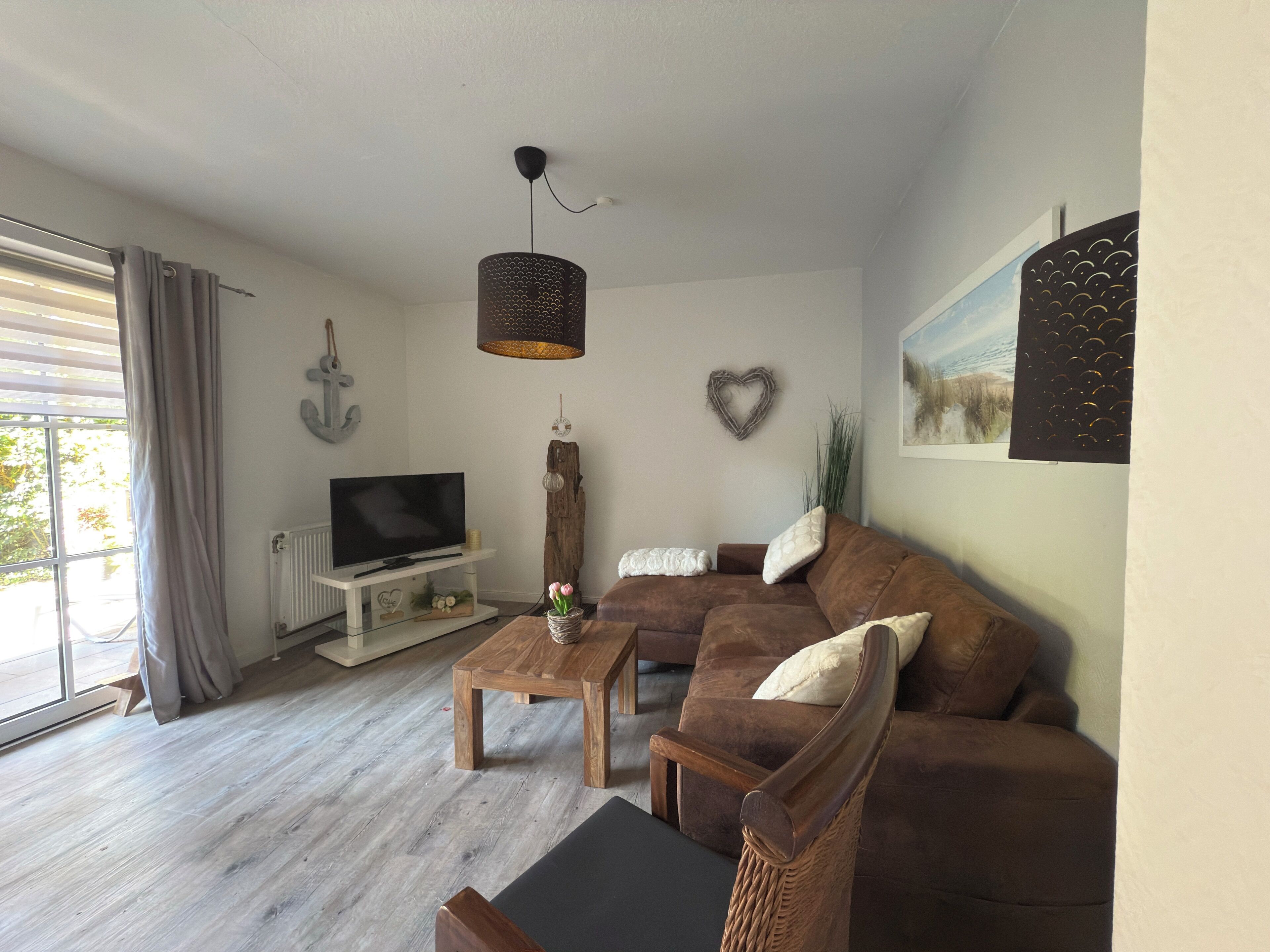 Smart-TV, Bücher, Stereoanlage