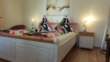 6 bedrooms, desk, iron/ironing board, travel cot