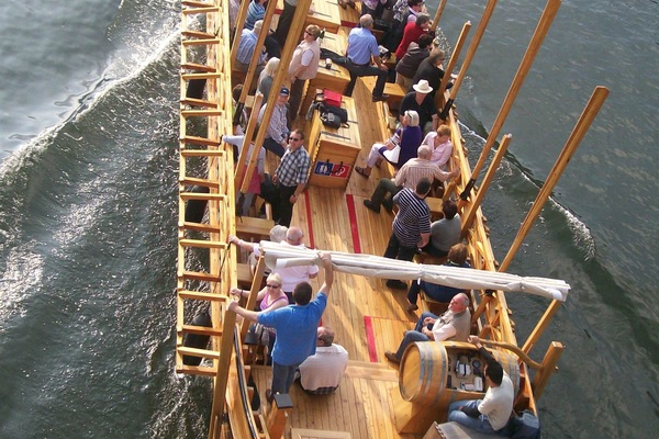 Nachgebautes Römerschiff. Kann über die Touristinfo Neumagen gebucht werden