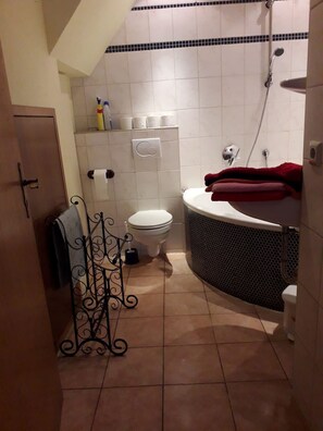 Badekar, hårføner, håndklær og såpe