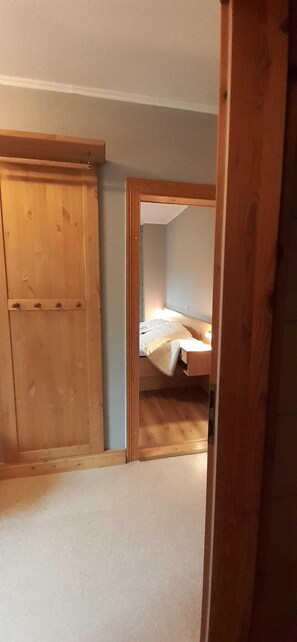 6 bedrooms, desk, iron/ironing board, travel cot