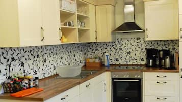 KĂŒhlschrank, Mikrowelle, Ofen, Herdplatte