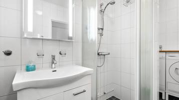 Shower, towels