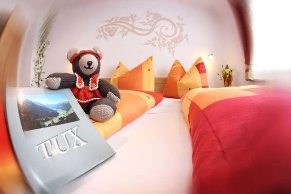 3 bedrooms, in-room safe, iron/ironing board, travel cot